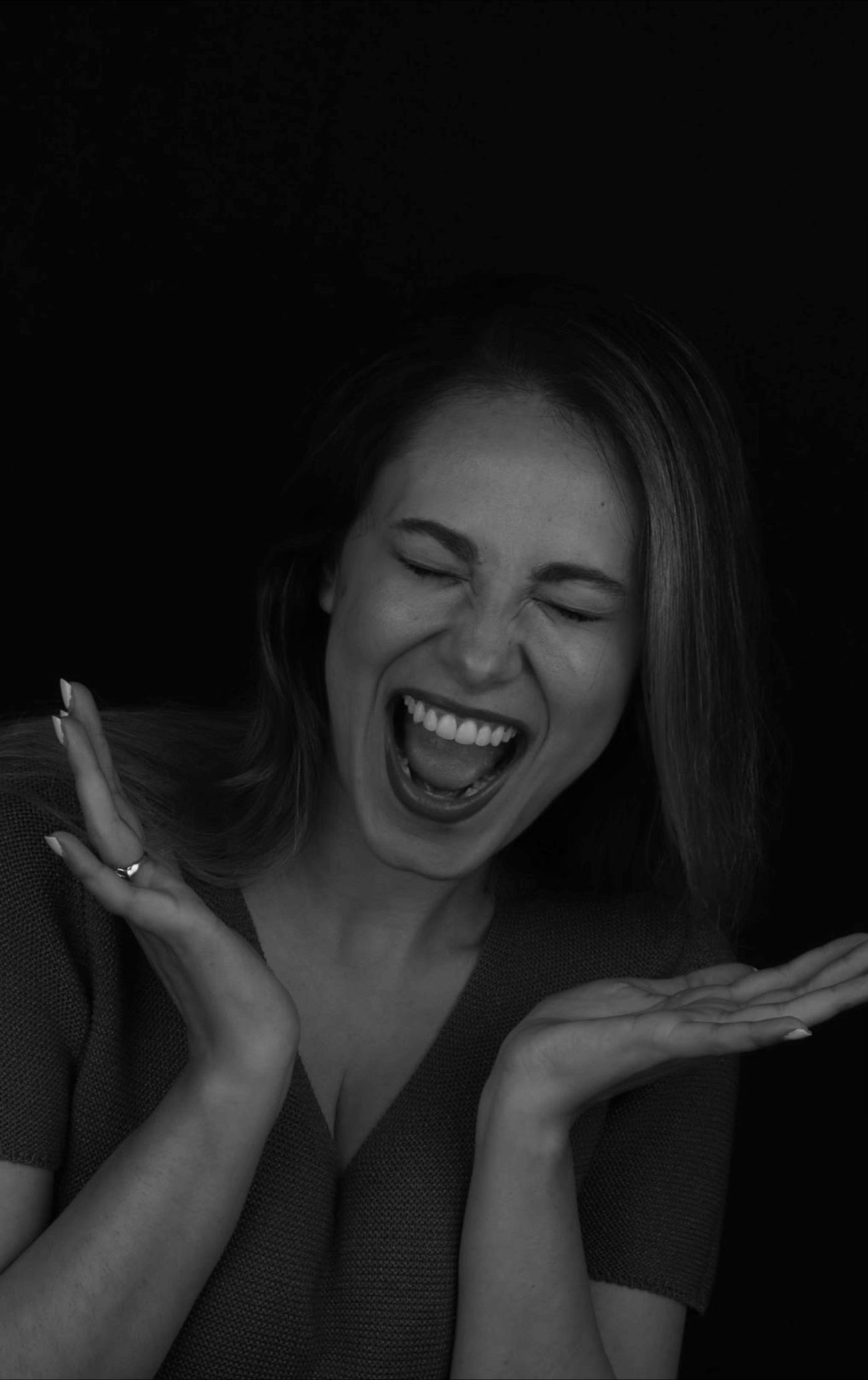 Patiente souriante, portrait en noir et blanc